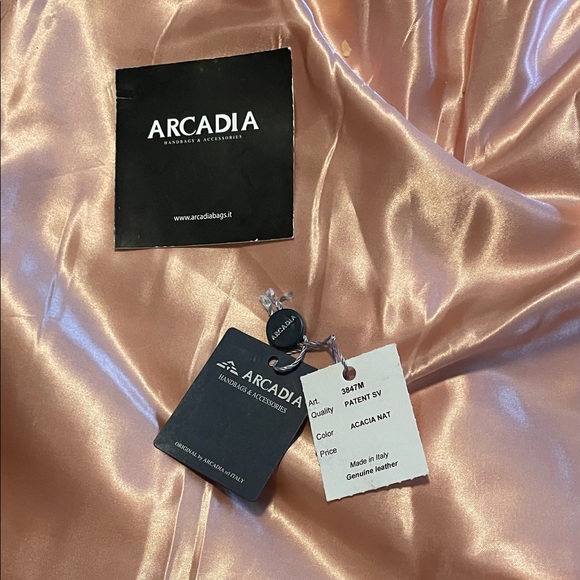 Elegant Green Patent Leather Handbag - Picture 6 of 8